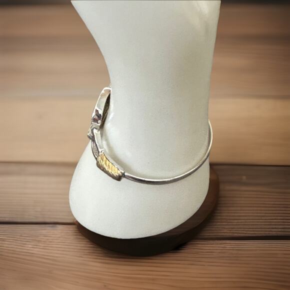 Cute Vintage Avon Hook 2 Tone Abalone Bracelet. - Picture 2 of 5